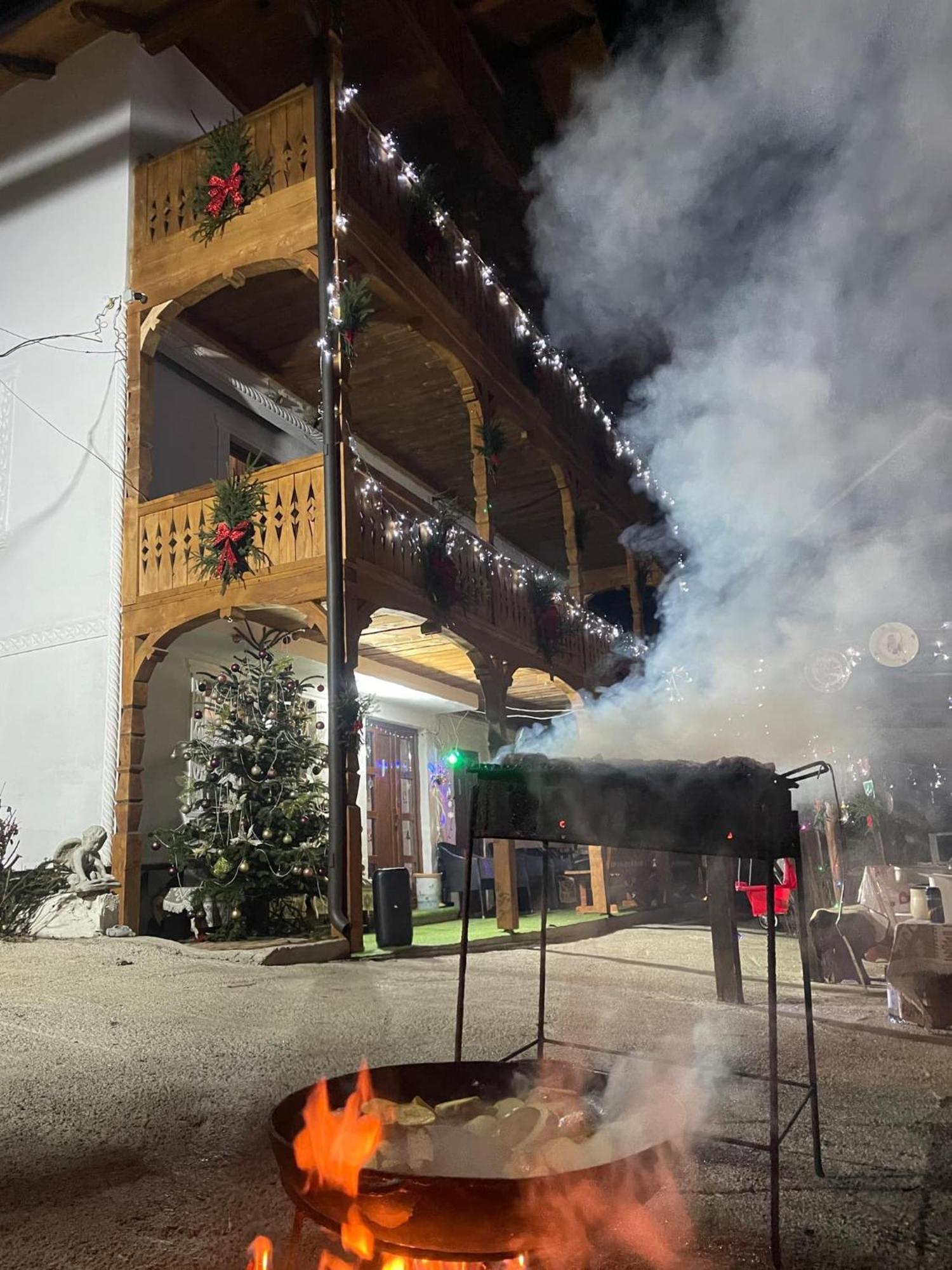 Casa Ionela Petreus Hotell Poienile Izei Exteriör bild