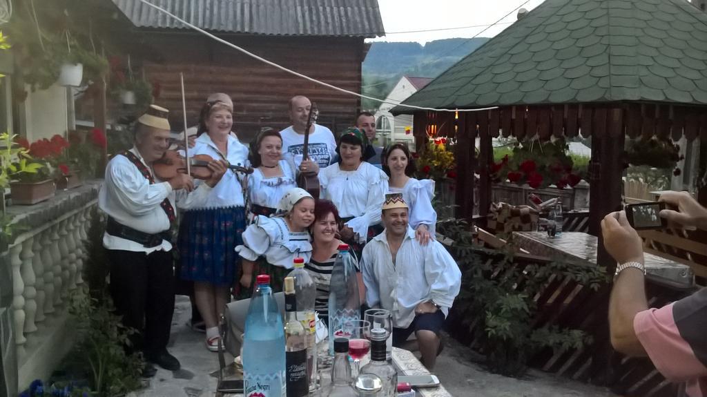 Casa Ionela Petreus Hotell Poienile Izei Exteriör bild